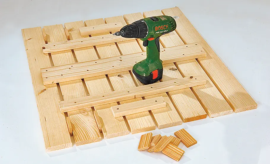Klapptisch bauen: Schritt 3 von 21 Leisten verschrauben