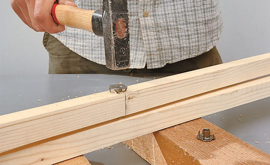 Klapptisch bauen: Schritt 14 von 21 Einschlagmutter einsetzen