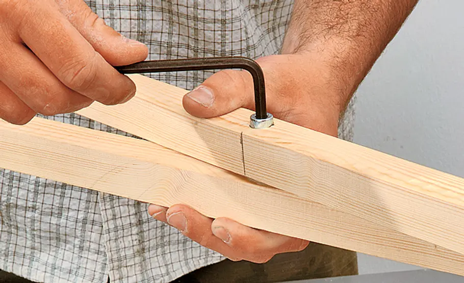 Klapptisch bauen: Schritt 16 von 21 Inbus-Schraube festziehen