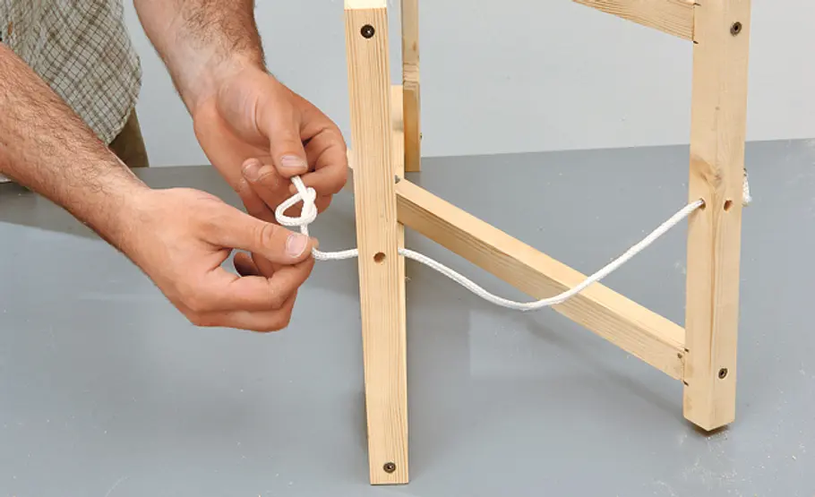 Klapptisch bauen: Schritt 18 von 21 Nylonschnur auffädeln