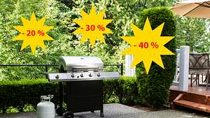 Gasgrill auf Terrasse mit Hinweisen auf prozentuale Rabatte. - Foto: tab1962 / iStock