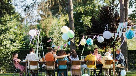 Feier im Garten - Foto: i-Stock/Halfpoint