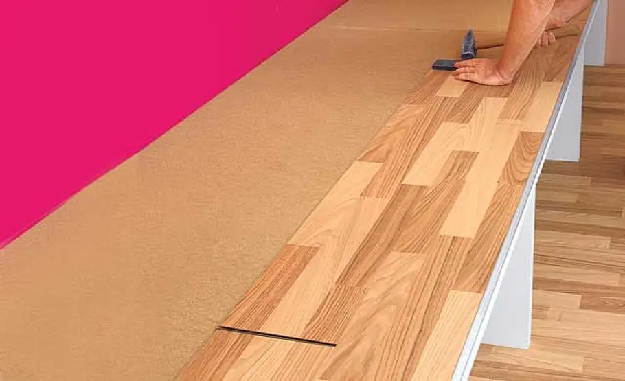 Dachschräge-Regal: Schritt 9 von 30 Laminat verlegen