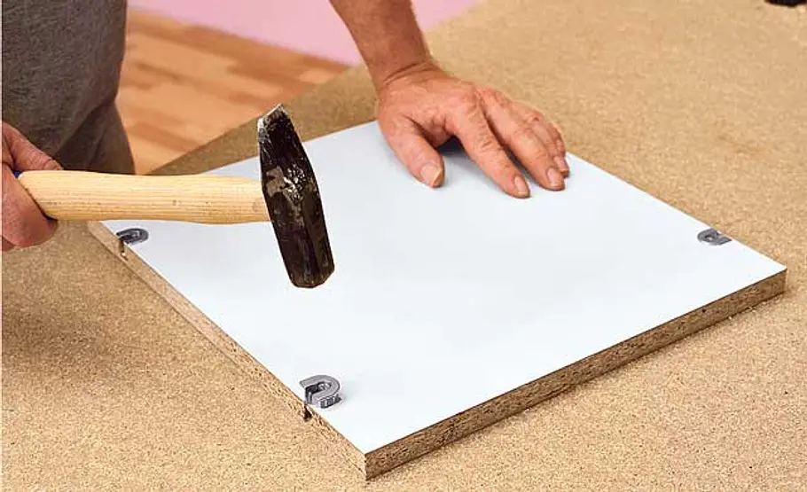 Dachschräge-Regal: Schritt 23 von 30 Exzenterverbinder einsetzen