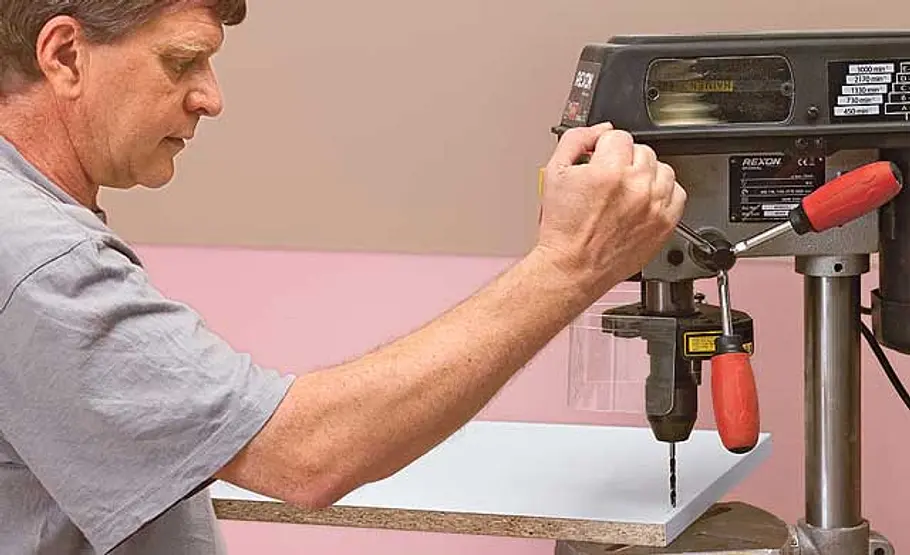 Dachschräge-Regal: Schritt 24 von 30 Standbohrmaschine nutzen