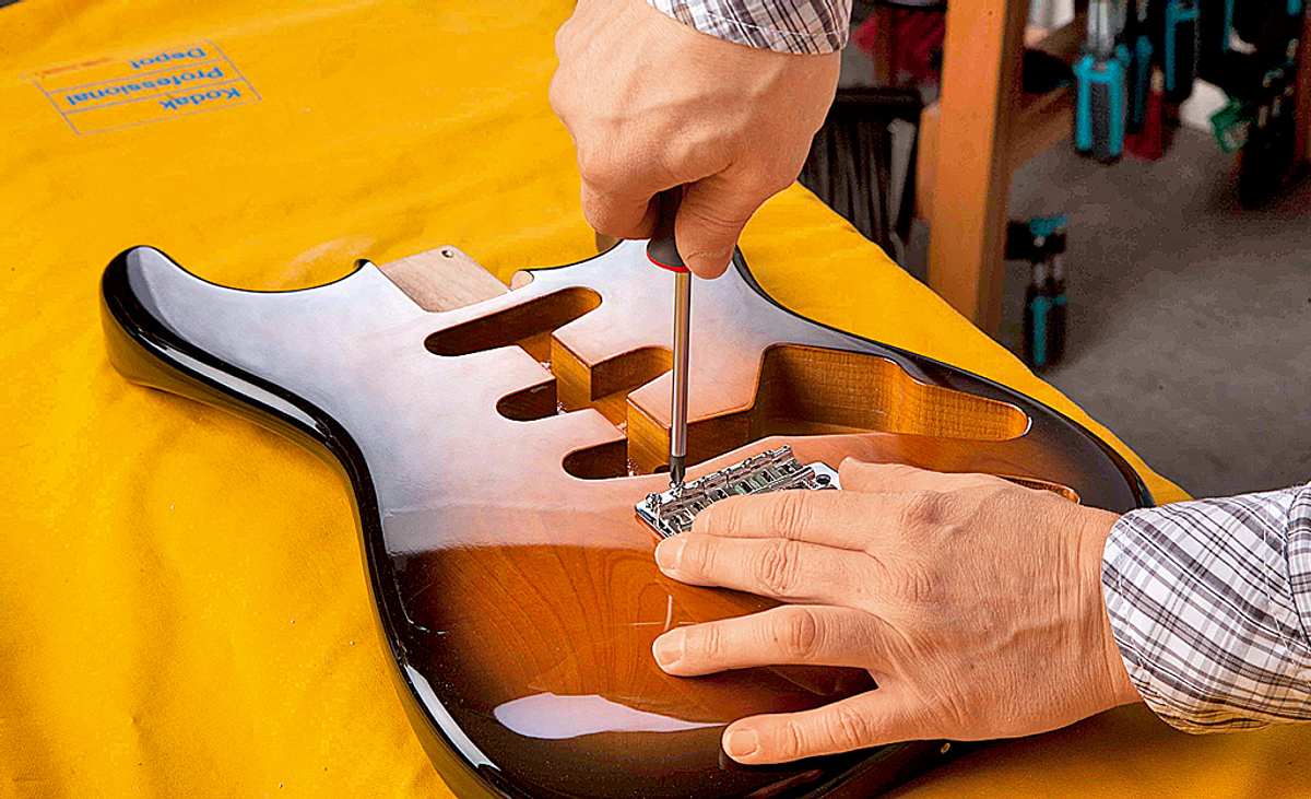 E-Gitarre bauen: Tremolo aufschrauben