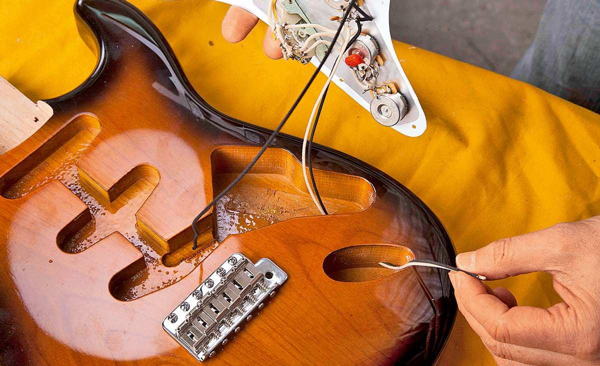 E-Gitarre bauen: Leitungen zu büchse führen