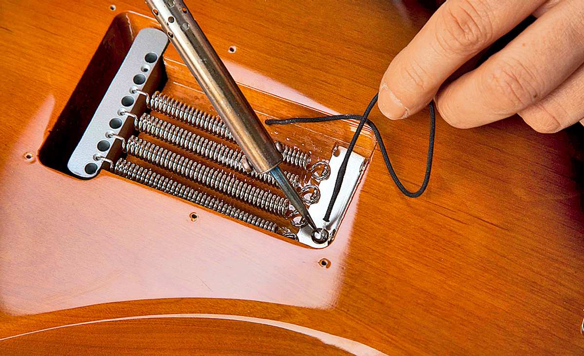 E-Gitarre bauen: Leitung am Tremolo verlöten