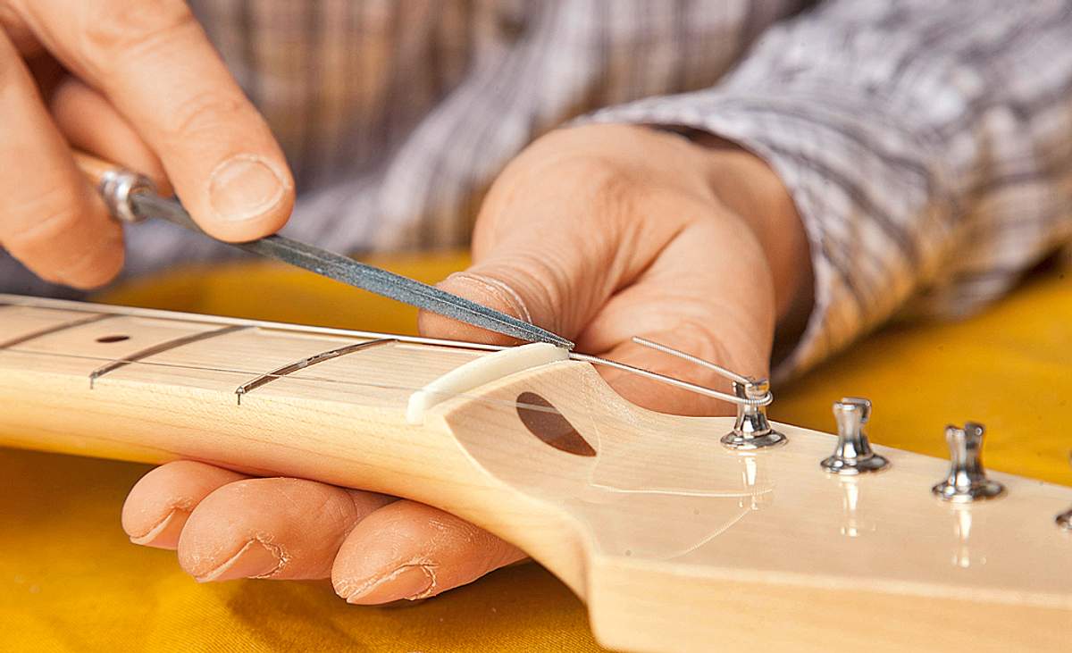 E-Gitarre bauen: Sattelkeben feilen