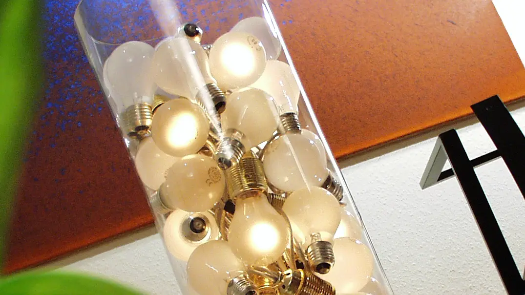 Lampe aus Glühbirnen basteln Lampe aus Glühbirnen basteln