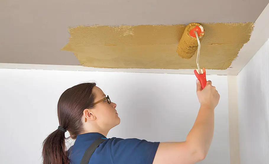Goldenen Deckenspiegel streichen: Schritt 5 von 6 Goldfarbe auftragen