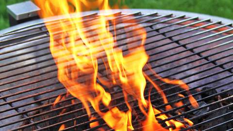 Grillanzünder flüssig - Foto: Eiskönig / Fotolia