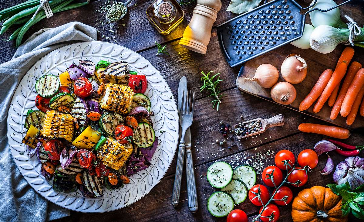 Meist werden zum Grillen Salate gereicht. Probieren Sie doch mal neue Beilagen aus!