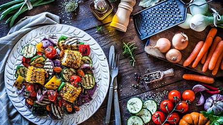 Meist werden zum Grillen Salate gereicht. Probieren Sie doch mal neue Beilagen aus! - Foto: iStock / fcafotodigital