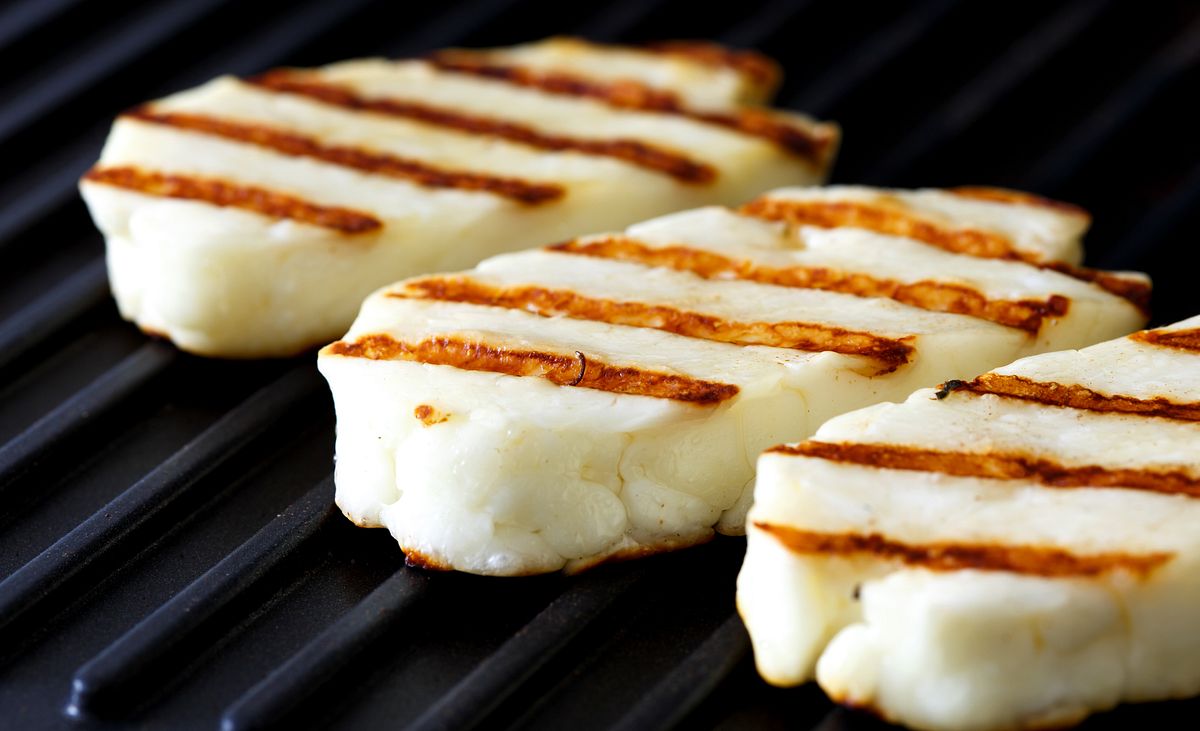 Grillkäse ist die perfekte vegetarische Alternative beim Grillen.