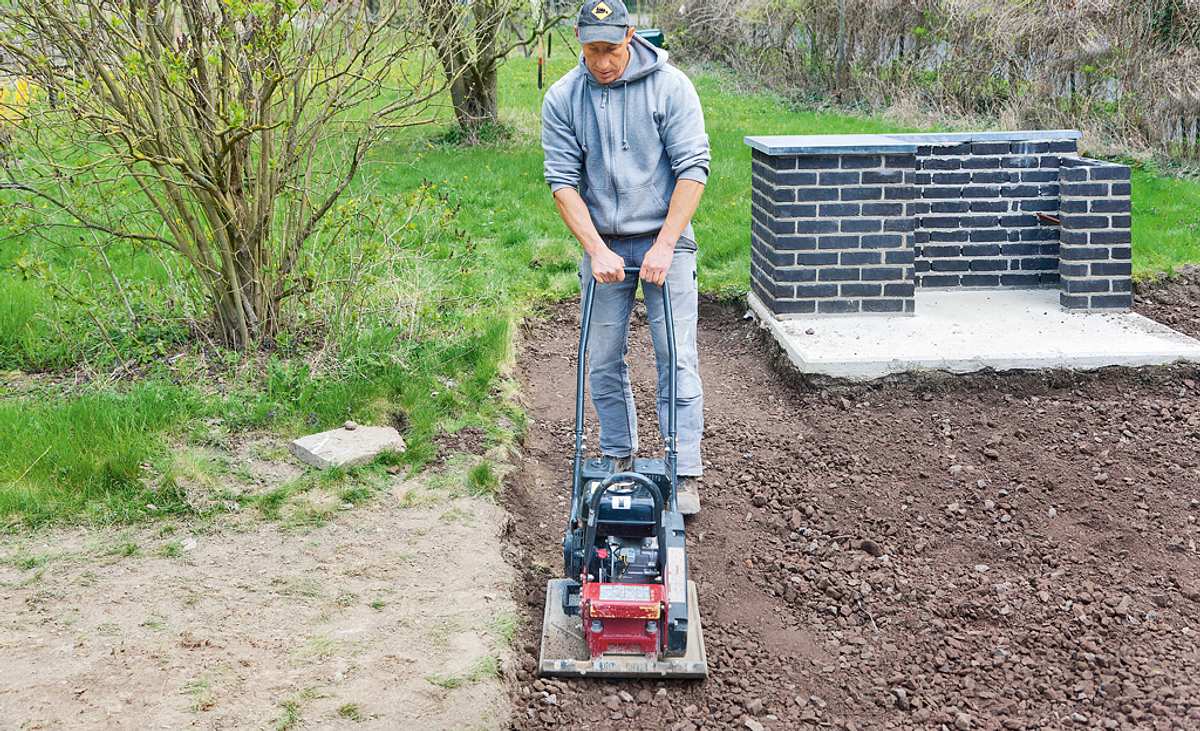 Gartengrill: Terrasse pflastern