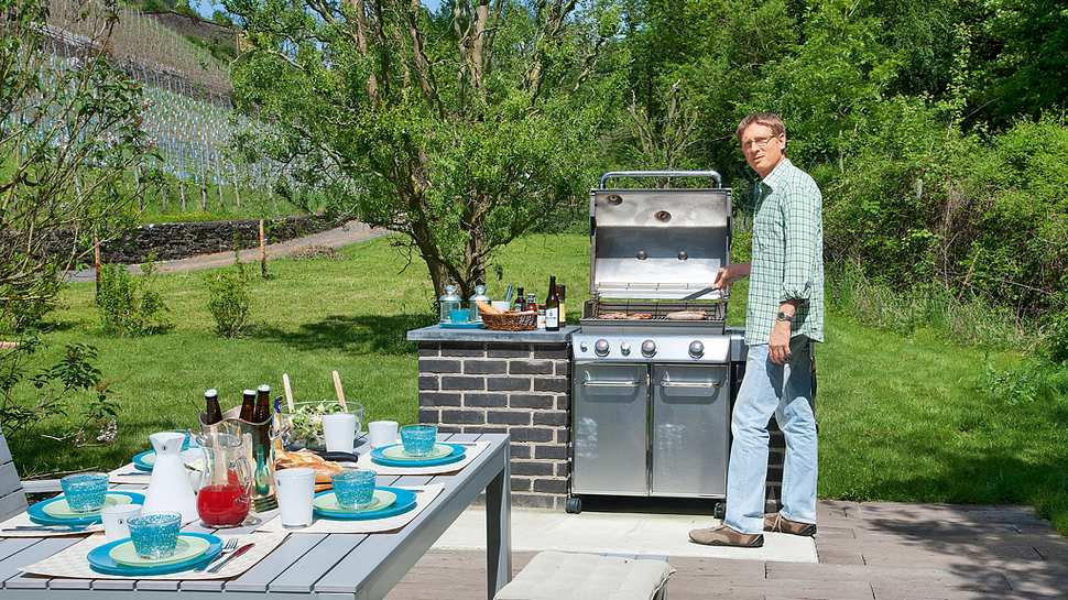 Gartengrill: Terrasse pflastern