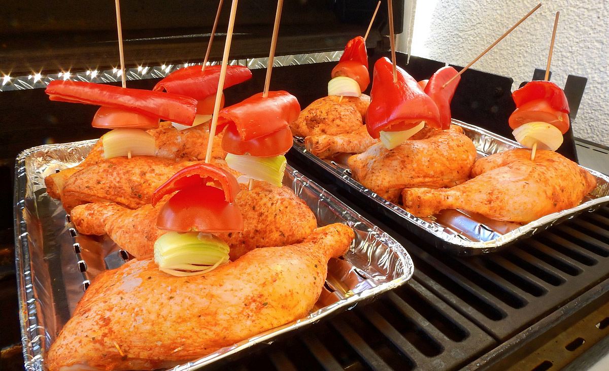 Hähnchenschenkel mit Paprika, Tomate und Zwiebel auf Grill