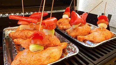 Hähnchenschenkel mit Paprika, Tomate und Zwiebel auf Grill - Foto: Bru-nO / Pixabay Hähnchenschenkel mit Paprika, Tomate und Zwiebel auf Grill - Foto: Bru-nO / Pixabay