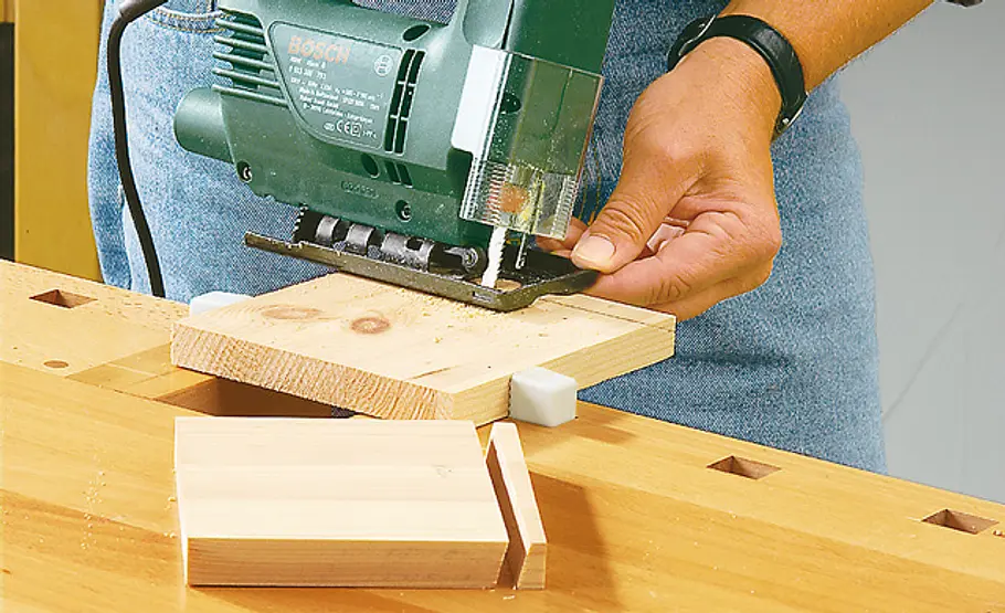 Halbhöhlen-Nistkasten bauen Bretter sägen