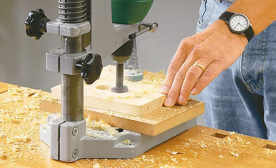 Halbhöhlen-Nistkasten bauen Fluglöcher bohren