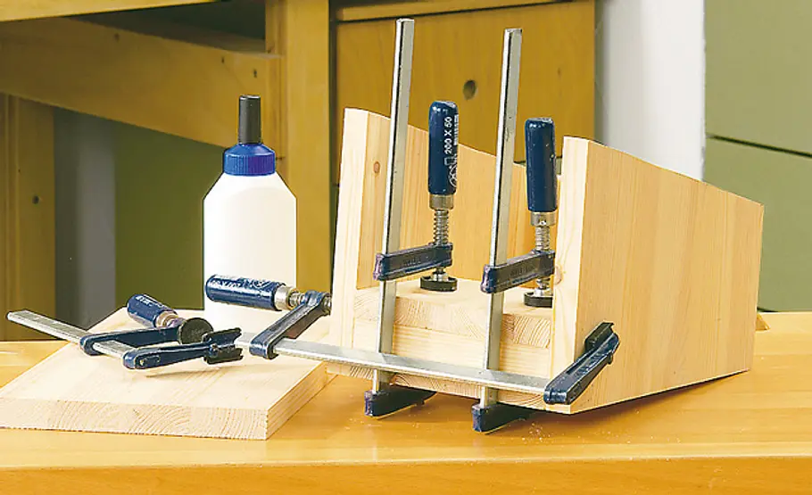 Halbhöhlen-Nistkasten bauen Werkstück mit Zwingen sichern
