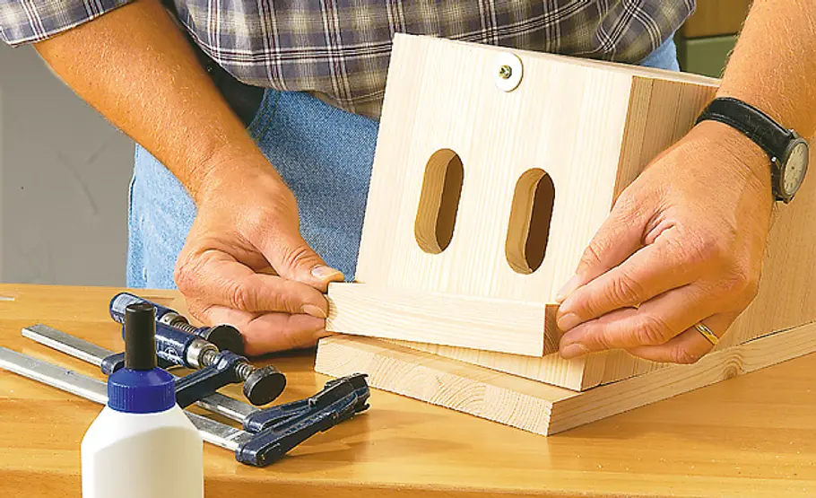 Halbhöhlen-Nistkasten bauen Dachleiste aufschrauben