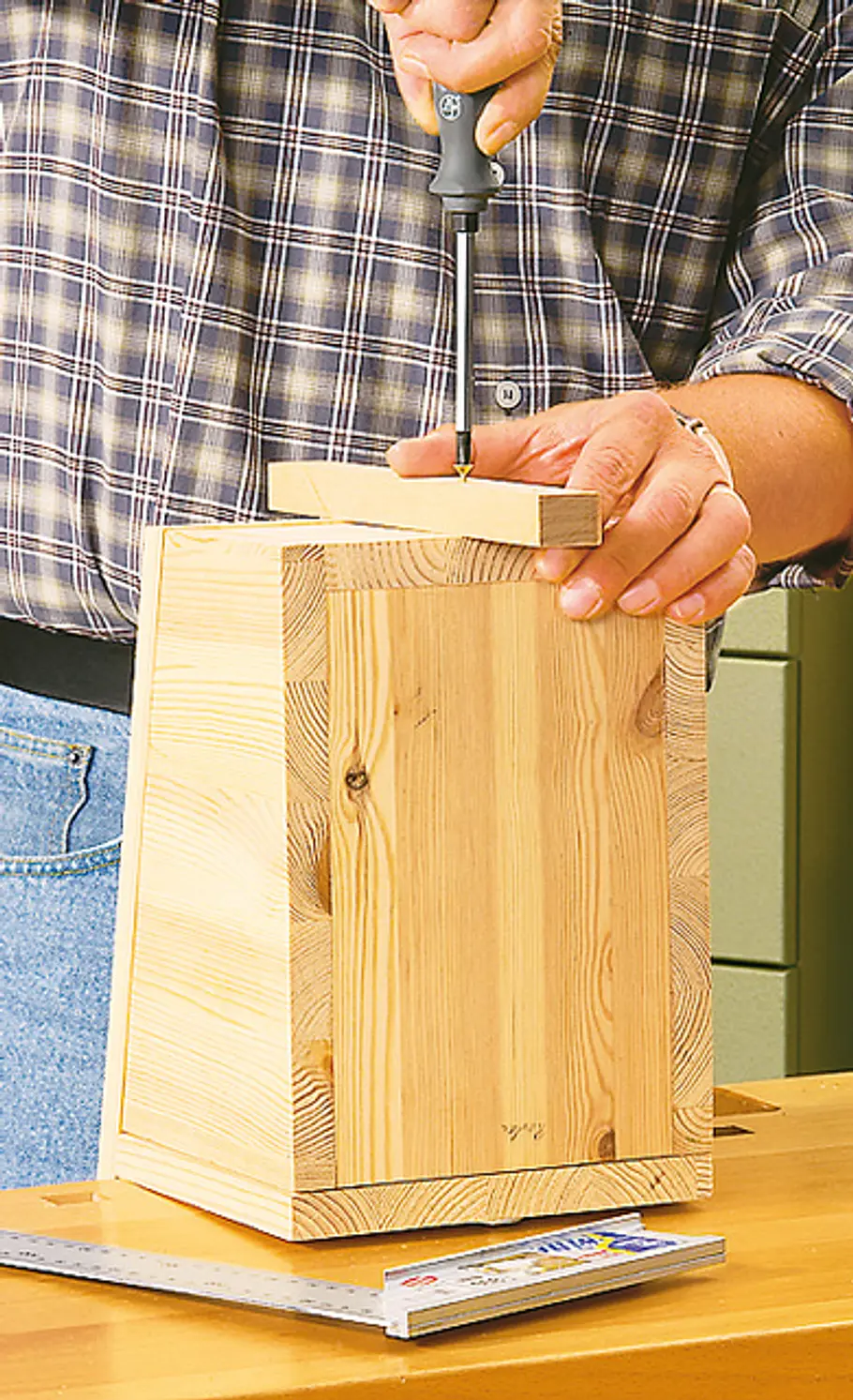 Halbhöhlen-Nistkasten bauen Halteleiste montieren