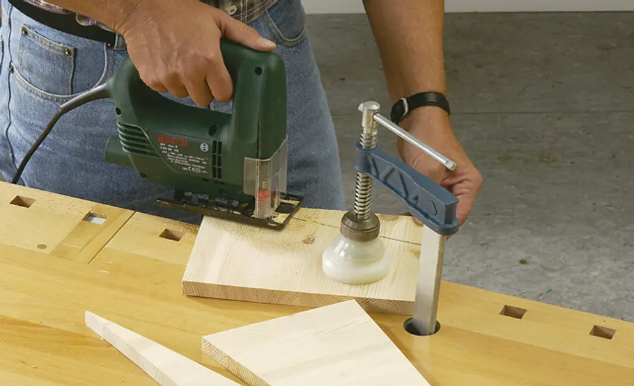 Halbhöhlen-Nistkasten bauen Seitenwände zusägen