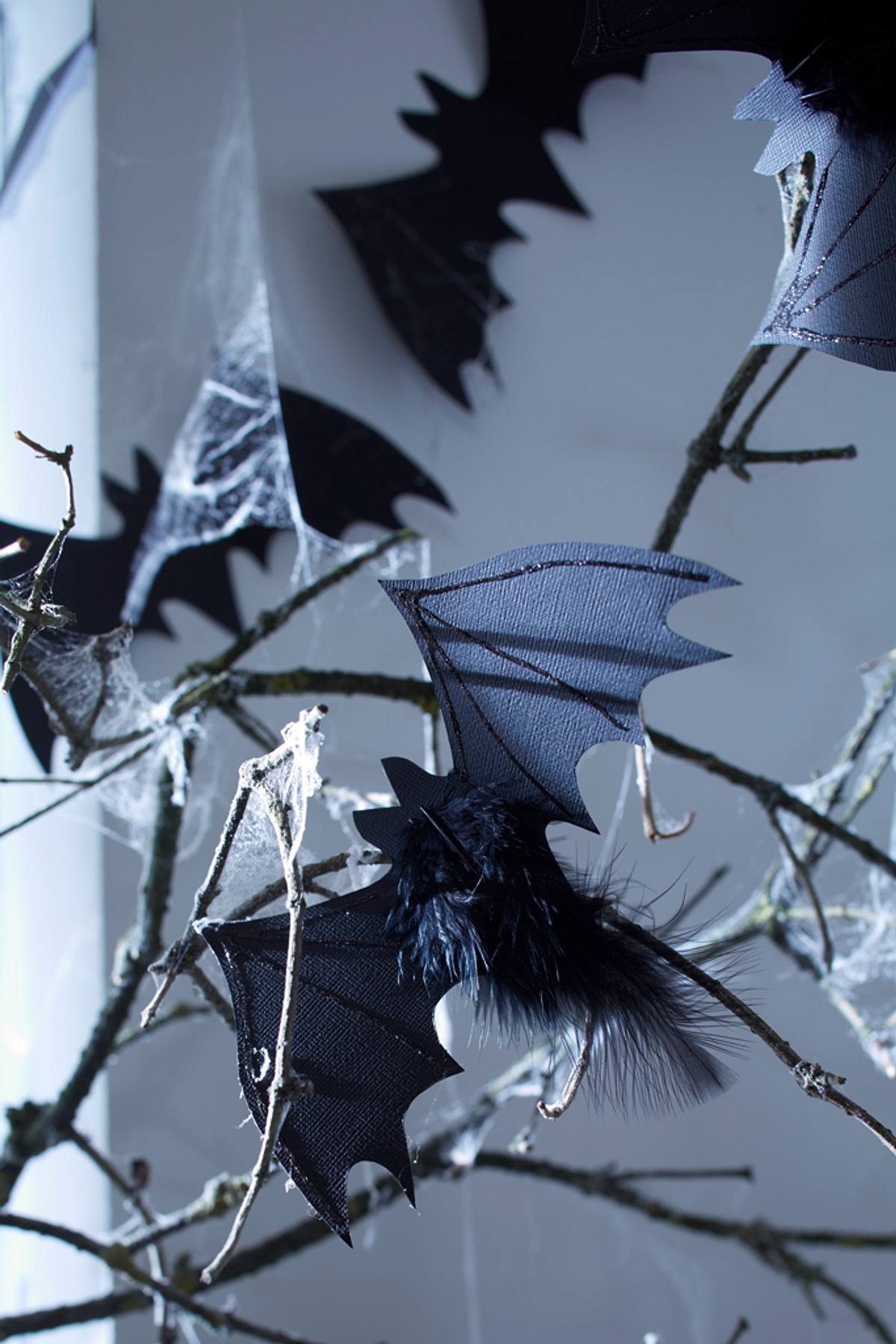Halloween: Papier-Fledermäuse basteln