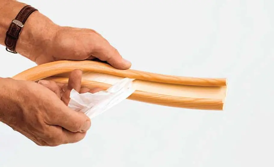 Handlauf erneuern: Schritt 3 von 5 Klebefolie entfernen
