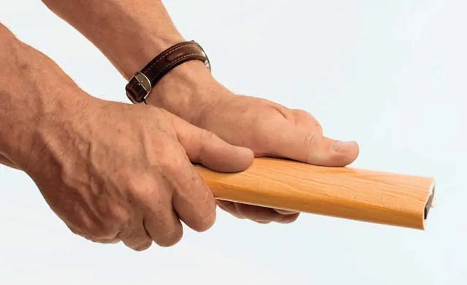 Handlauf erneuern: Schritt 5 von 5 Handlauf andrücken