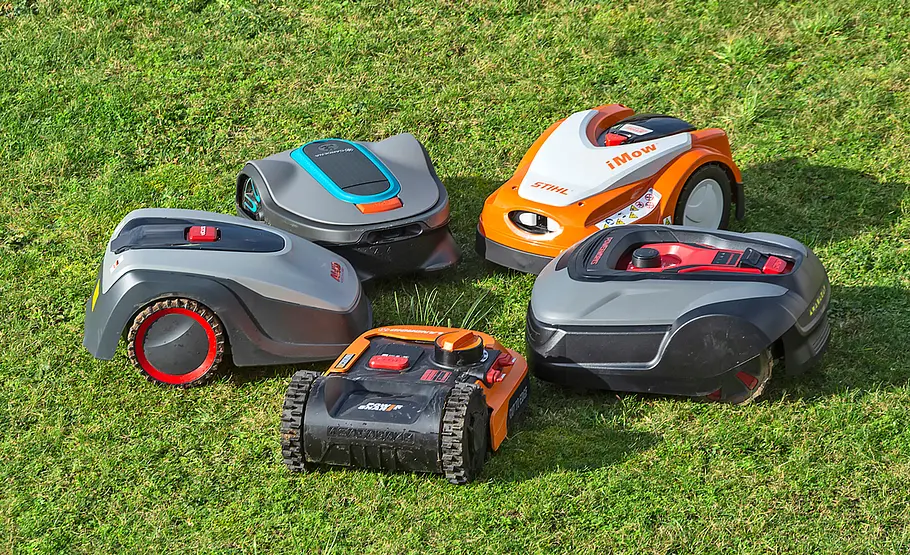 Verschiedene Mähroboter auf einem Rasen