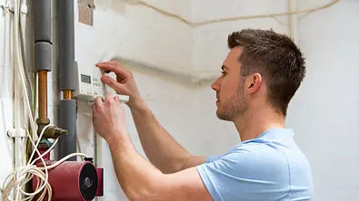 Eine moderne Heizungsumwälzpumpe arbeitet effizient und spart Strom ein. Ein Austausch amortisiert sich schnell. - Foto: istock/SolStock