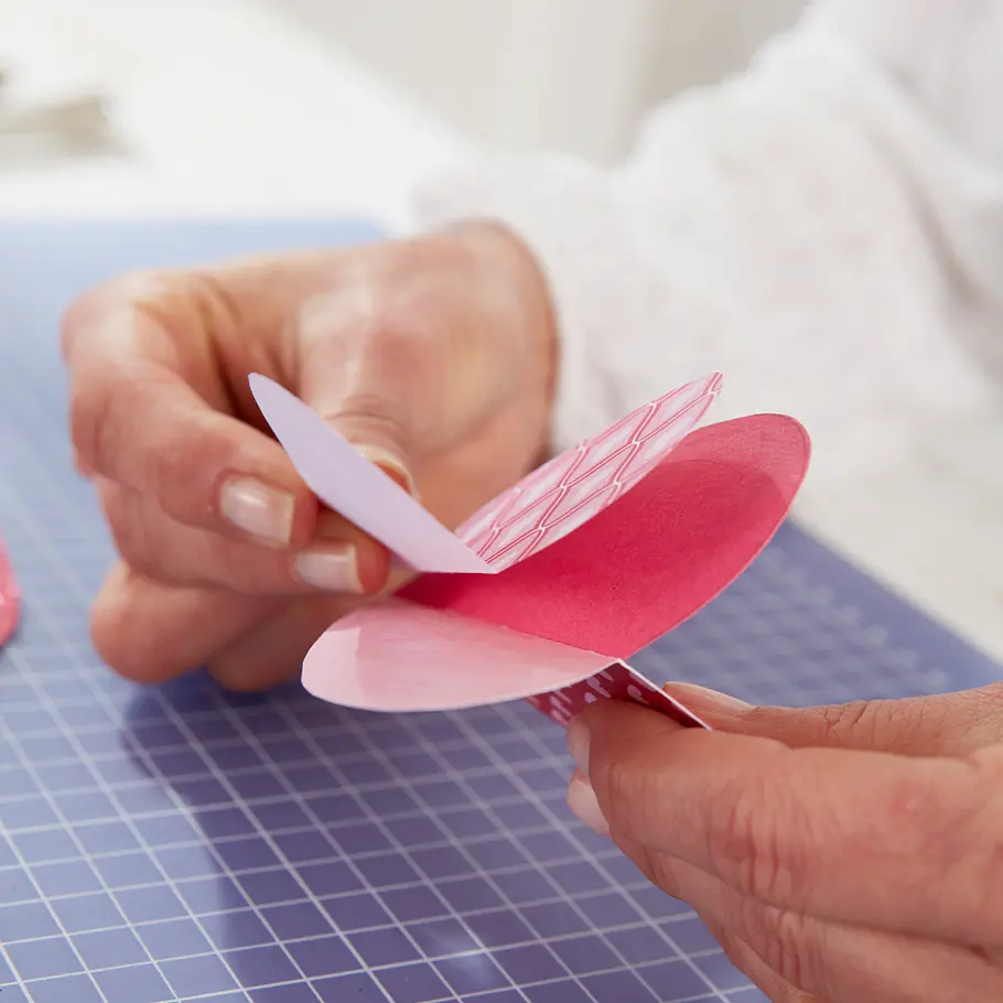 Valentinstag: Anhänger basteln Valentinstag: Herzanhänger basteln
