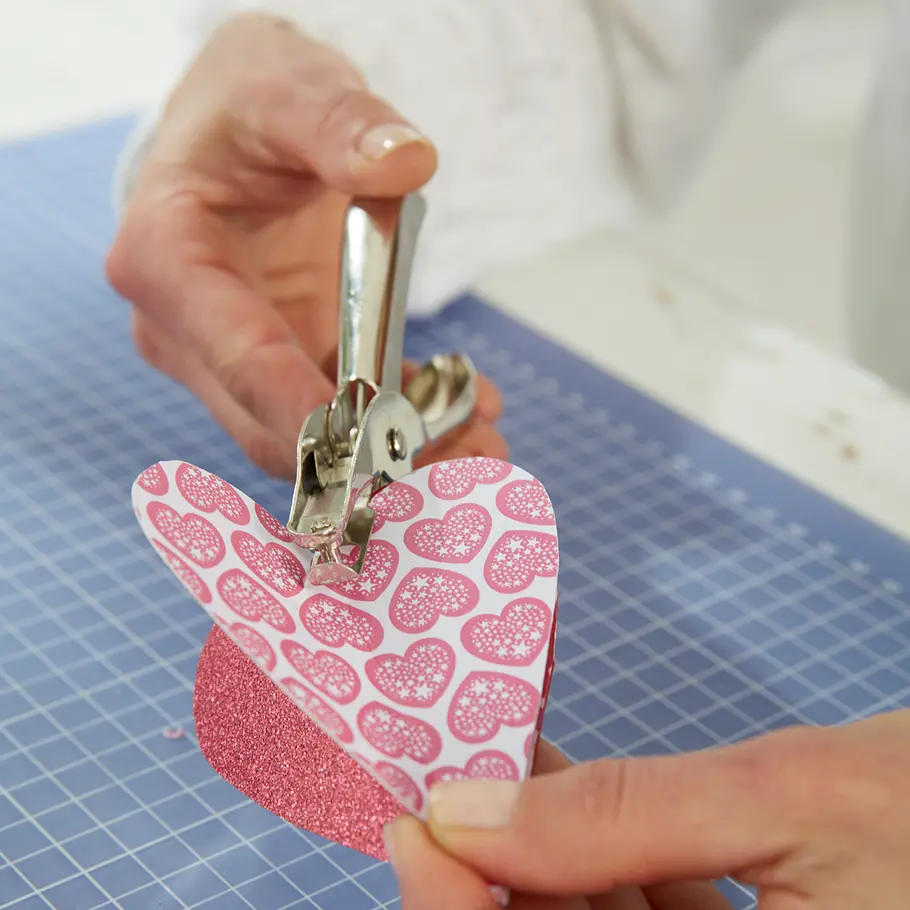 Valentinstag: Anhänger basteln Valentinstag: Herzanhänger basteln