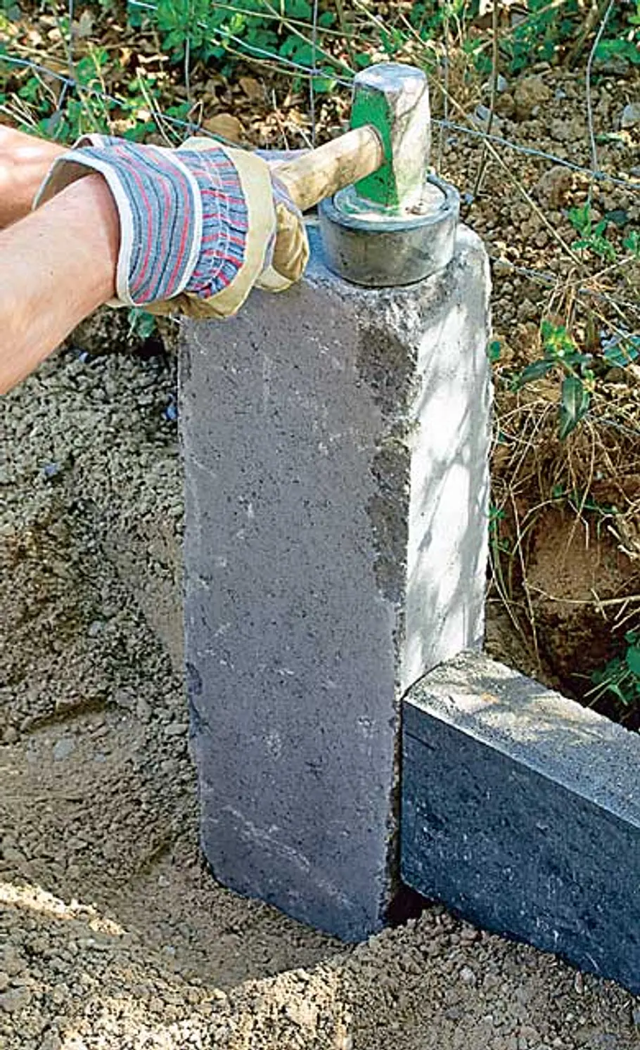 Beeteinfassung aus Beton-Palisaden Stein Hochbeet