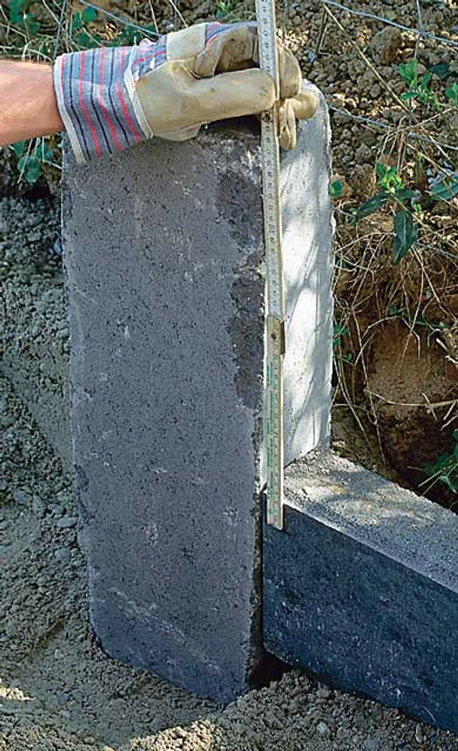 Beeteinfassung aus Beton-Palisaden Stein Hochbeet