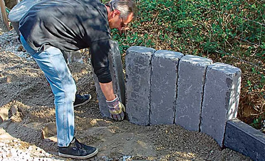 Beeteinfassung aus Beton-Palisaden Stein Hochbeet