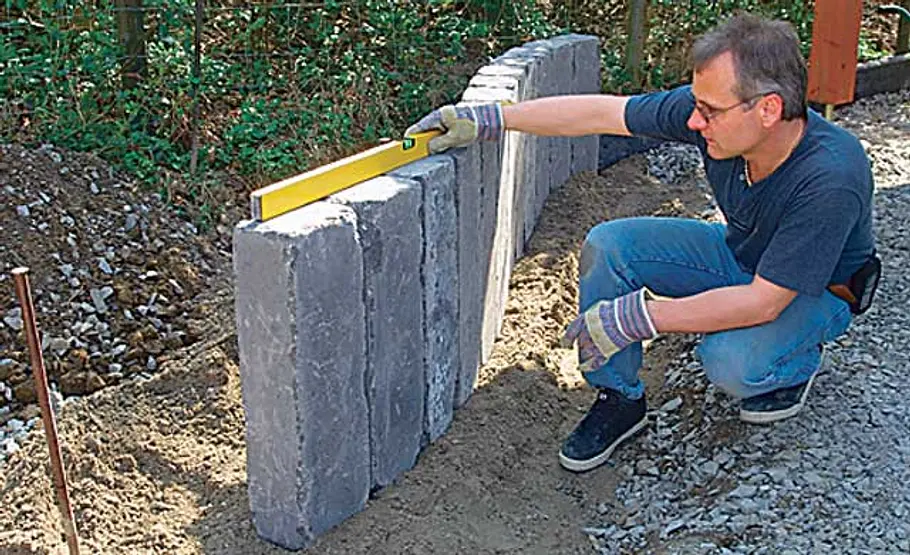 Beeteinfassung aus Beton-Palisaden Stein Hochbeet