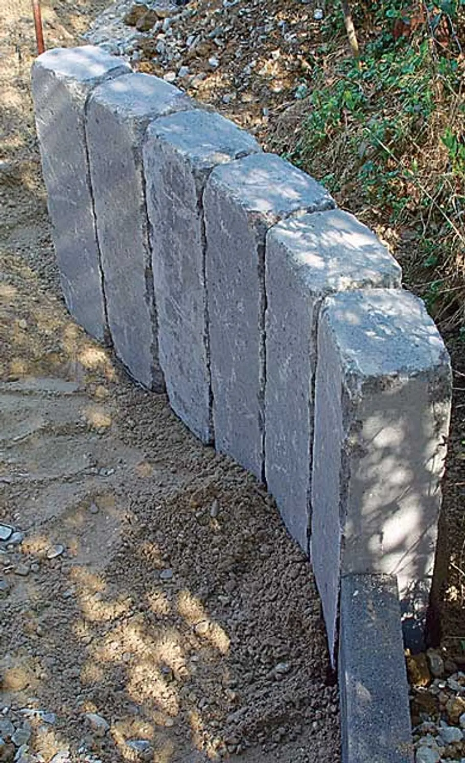 Beeteinfassung aus Beton-Palisaden Stein Hochbeet