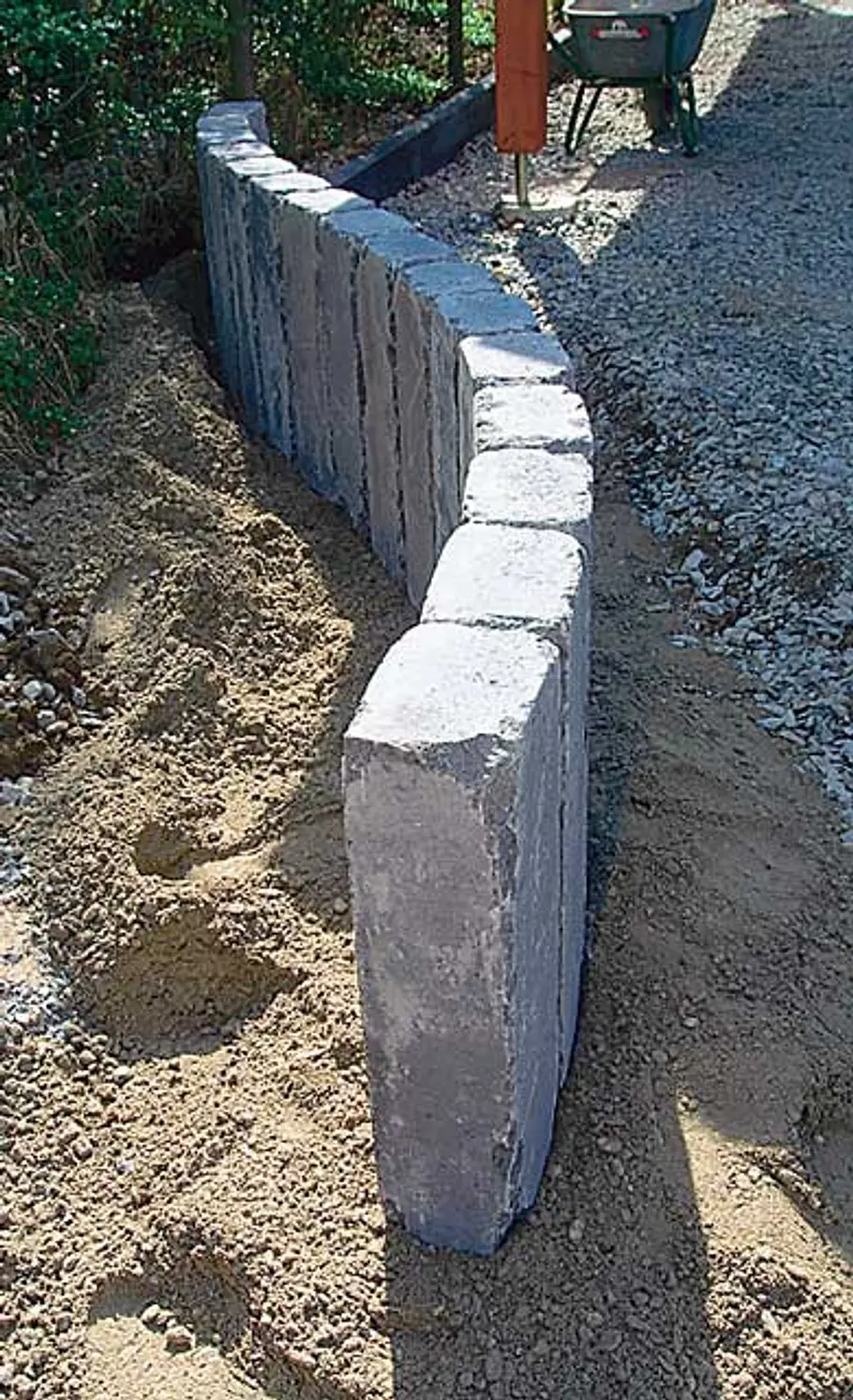 Beeteinfassung aus Beton-Palisaden Stein Hochbeet