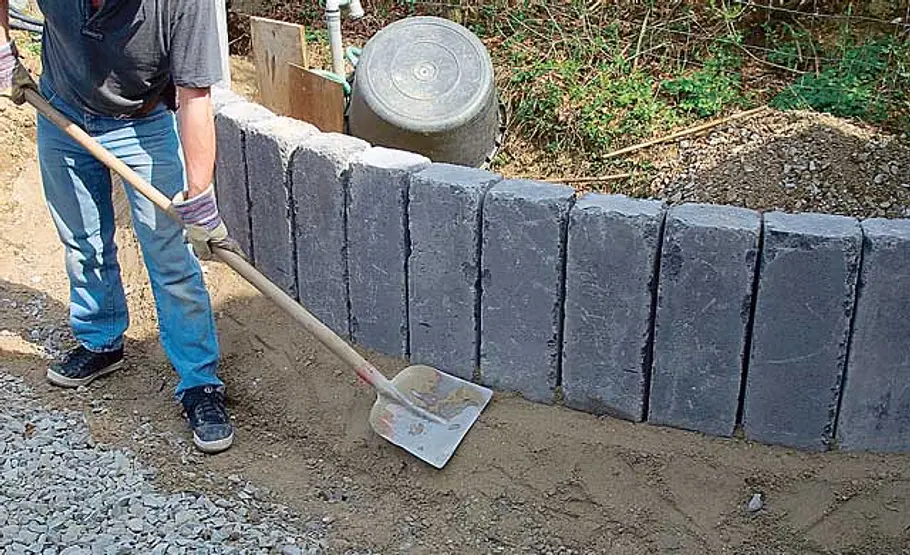 Beeteinfassung aus Beton-Palisaden Stein Hochbeet