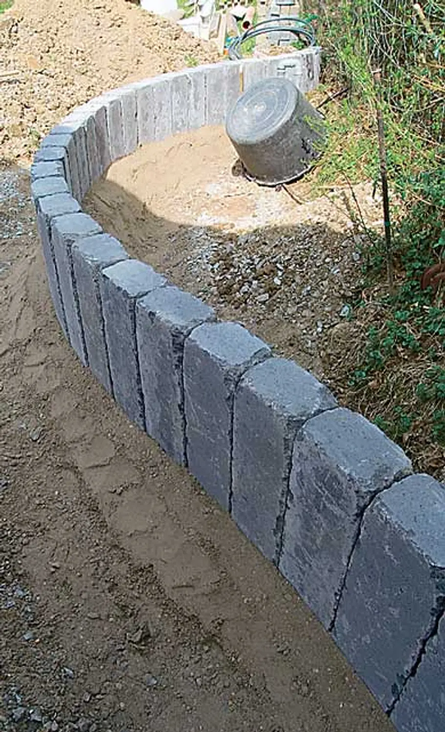 Beeteinfassung aus Beton-Palisaden Stein Hochbeet