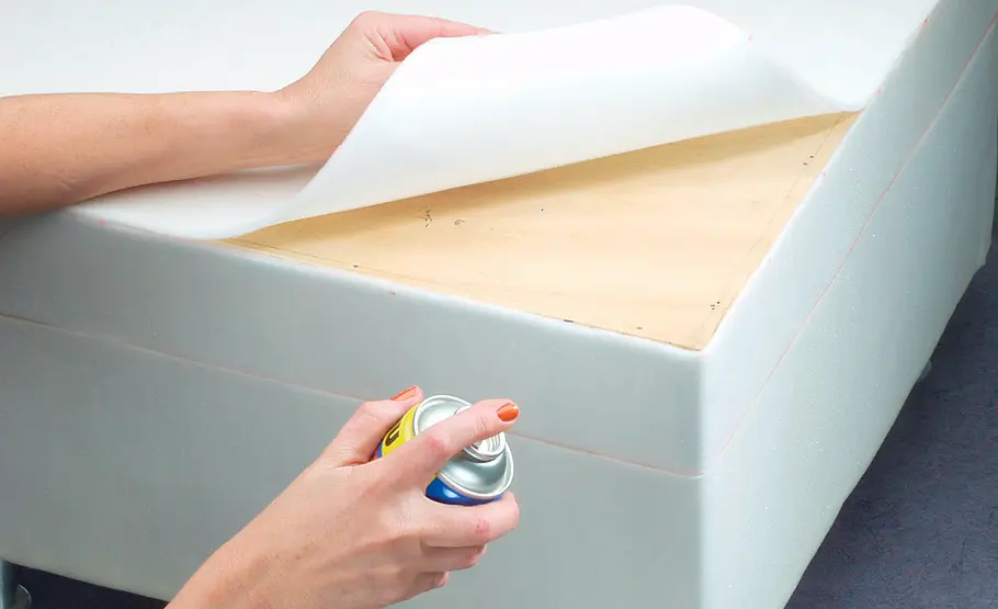 Hocker polstern: Schritt 9 von 18 Schaumstoff aufkaschieren