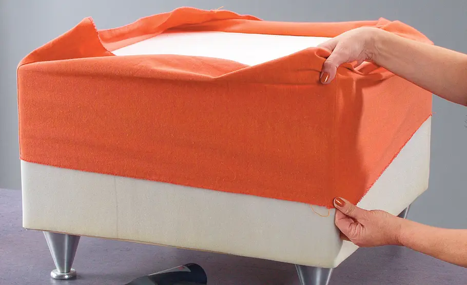 Hocker polstern: Schritt 11 von 18 Stuhlhusse überstreifen