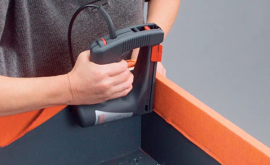 Hocker polstern: Schritt 14 von 18 Hocker mit Stoffbezug