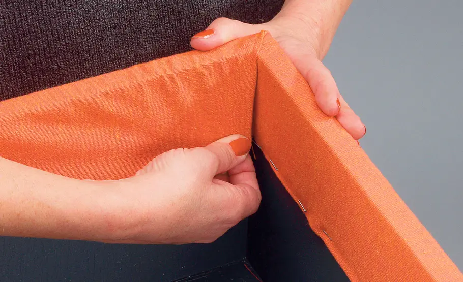 Hocker polstern: Schritt 15 von 18 Polsterhocker beziehen