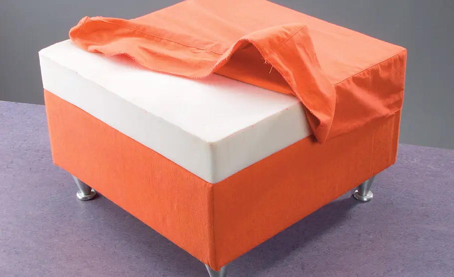 Hocker polstern: Schritt 16 von 18 Stoffbezug für Polstermöbel