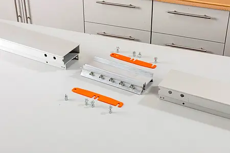 Holme werden mit Innen- und Außenverbindern verklemmt und verschraubt Holme werden mit Innen- und Außenverbindern verklemmt und verschraubt